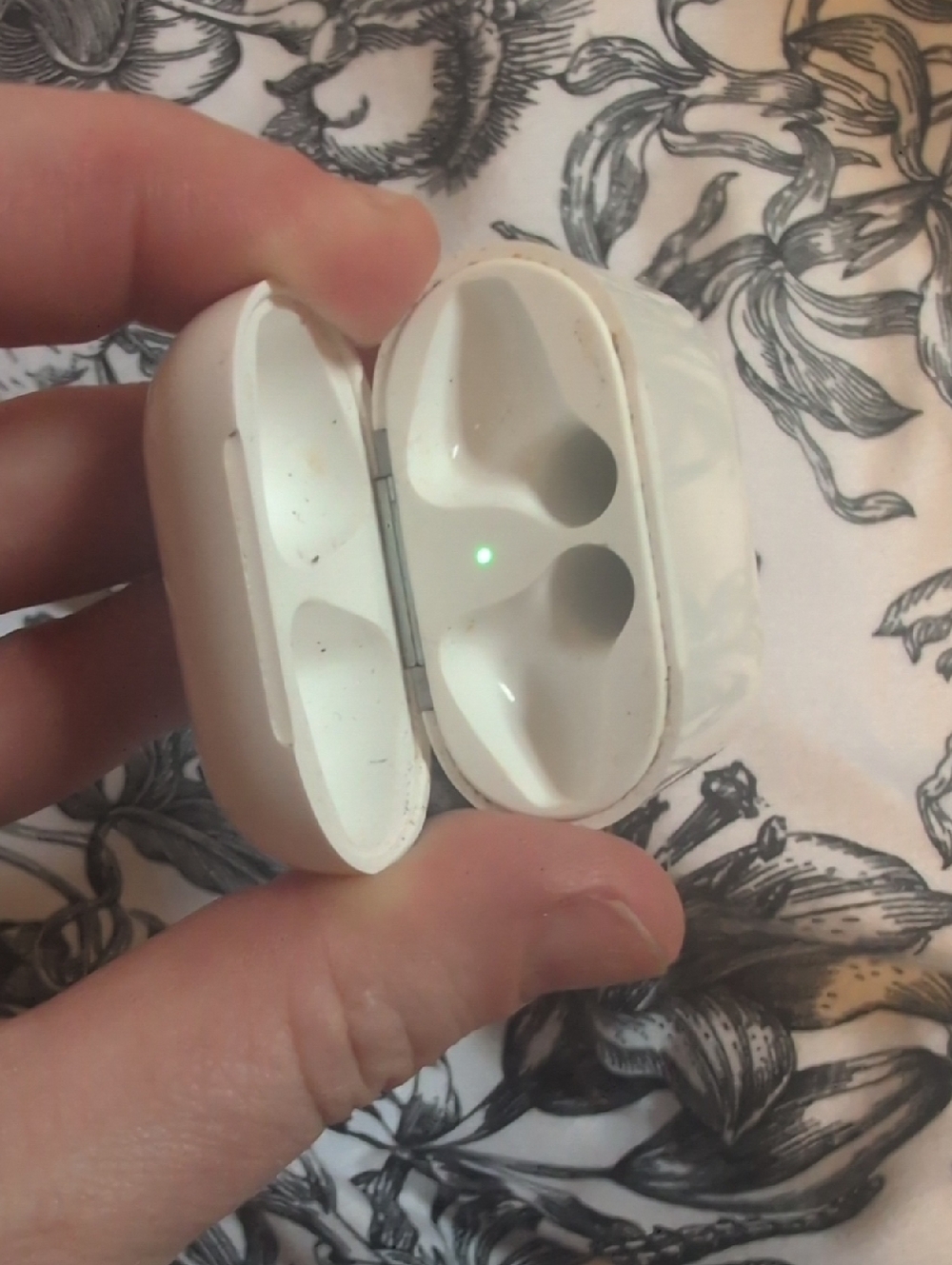 Apple White Airpods Second Generation Headphones With Charging Case - Picture 7 of 7